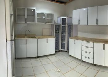 اسطبل بجلسات ومسطح اخضر
