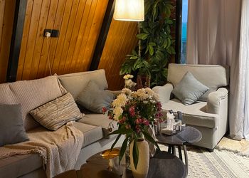 كوخ بجلسة خارجية وأجواء ريفية