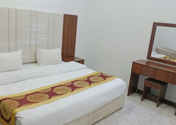 غرفة بسرير ماستر