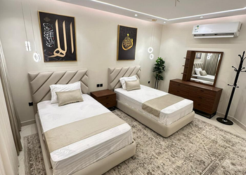 شقة بجلسة خارجية وثلاث غرف نوم