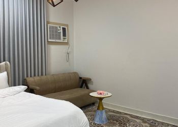 استديو بسرير ماستر وأثاث مريح 