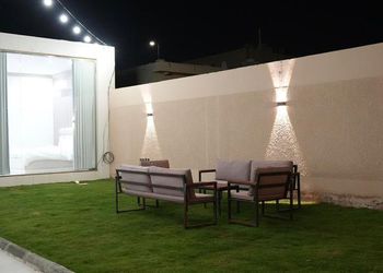 شاليه بمسطح اخضر ومسبح 