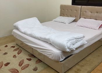 شقة بصالة وغرفتين نوم 