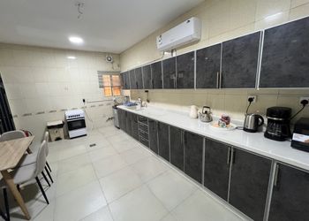شقة انيقة بصالة وثلاث غرف نوم 