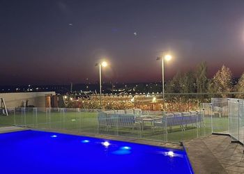 استراحة بمسطحات خضراء وملاعب