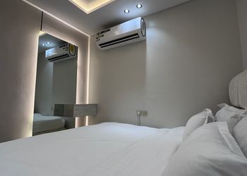 استديو بأثاث مريح وبسيط 