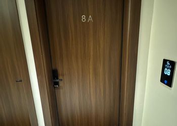 شقة بغرفة معيشة وغرفتين نوم 