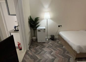 استديو بأثاث مريح وبسيط 