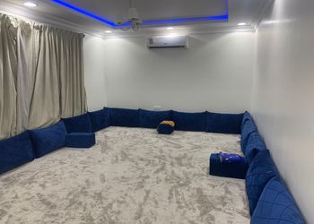 شاليه بجلسه خارجيه ومسطح اخضر 