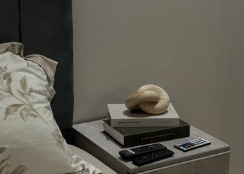 استديو بأثاث مريح وبسيط 
