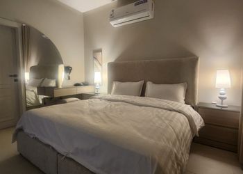 استديو بأثاث مريح وبسيط 