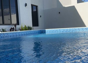 شاليه بمسبح ومسطح اخضر