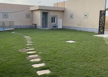 شاليه بجلسة تطل على مسبح خارجي 