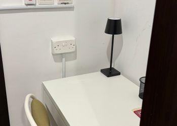 غرفة بسرير مريح وأثاث بسيط