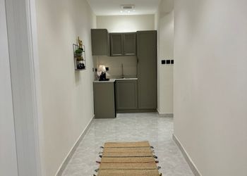 استديو باثاث مريح وبسيط 