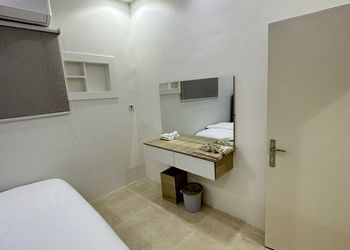 شقة بغرفة جلوس وغرفتين نوم 