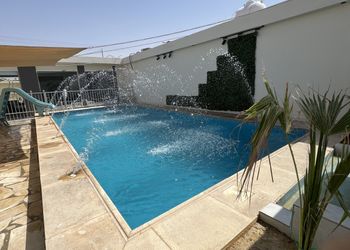 استراحة بمسطح اخضر وجلسه خارجيه