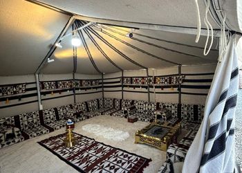 مخيم بجلسة خارجية وبإطلالة على الجبل
