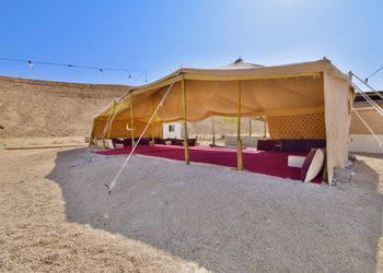 مخيم بجلسة خارجية ومسطح اخضر