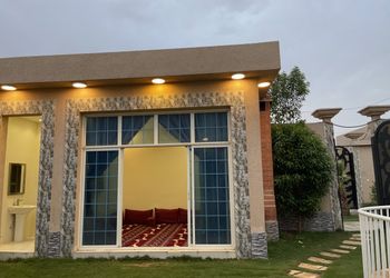 شاليه بجلسة خارجية ومسبح خارجي