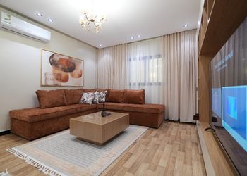 شقة بتصميم أنيق وصالة مريحة 