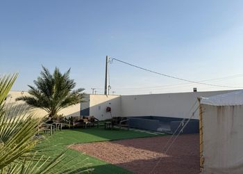 شاليه بجلسة تطل على مسبح خارجي 