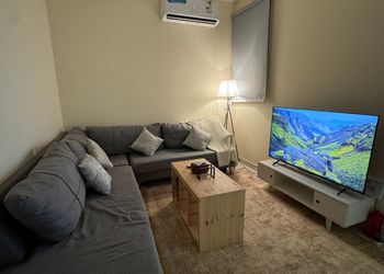 شقة بصالة مريحة ودخول ذاتي 