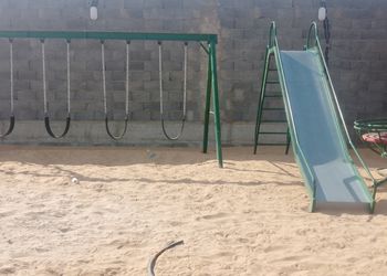 مزرعة بمسطح اخضر وجلسة خارجية 