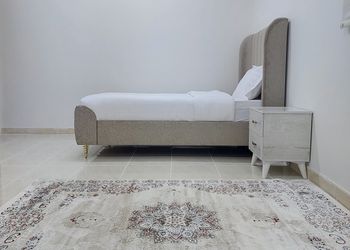 شقة بغرفة جلوس وثلاث غرف نوم 