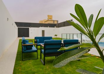 شاليه بمسطح اخضر و مسبح