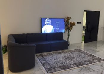 شاليه بمسطح اخضر ومسبح 