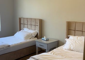 مزرعة بمسطحات خضراء وجلسة خارجية