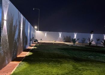 استراحة بمسطح اخضر وجلسه خارجيه