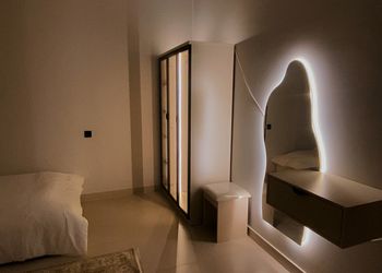 شقة بصالة أنيقة ودخول ذاتي