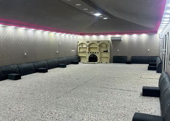 استراحة بمجلس ومسطحات خضراء