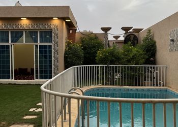 شاليه بجلسة خارجية ومسبح خارجي
