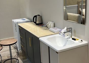 استديو بسرير ماستر وأثاث مريح 