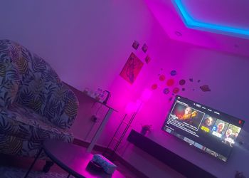 استديو بأثاث مريح وبسيط 