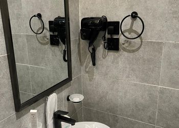 استديو بأثاث مريح وبسيط 