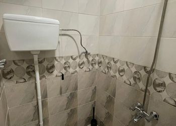 غرفة بسريرين فردية اثاث هادئ