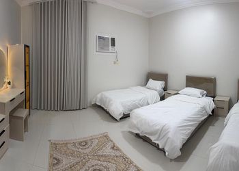 شقة بصالة جلوس وغرف نوم مريحة