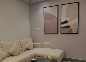 شقة بصالة جلوس ودخول ذاتي
