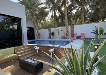 شاليه بمسطح اخضر وجلسة خارجية 