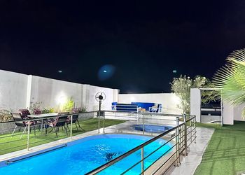 شاليه بجلسة تطل على مسبح خارجي 