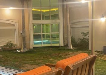 شاليه بمسبح داخلي وجلسة خارجية 