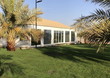 مزرعة بمجلس واسع ومسطح اخضر