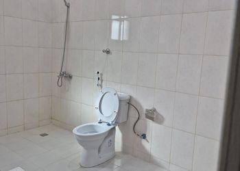 استديو بأثاث مريح وبسيط 