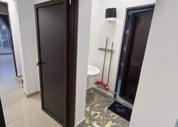 شاليه بصالة مطلة على المسبح