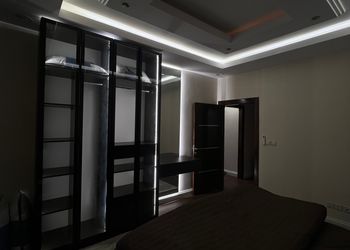 شقة بصالة وثلاث غرف نوم