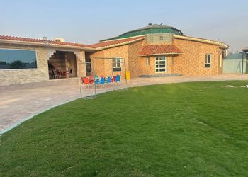 استراحة بمسطح اخضر ومجالس